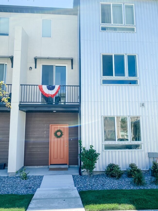 Building Photo - 1046 360 S