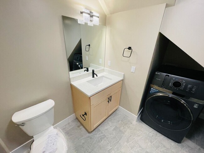 Building Photo - 3 bed 2 bath 1 car garage townhouse in Sou...