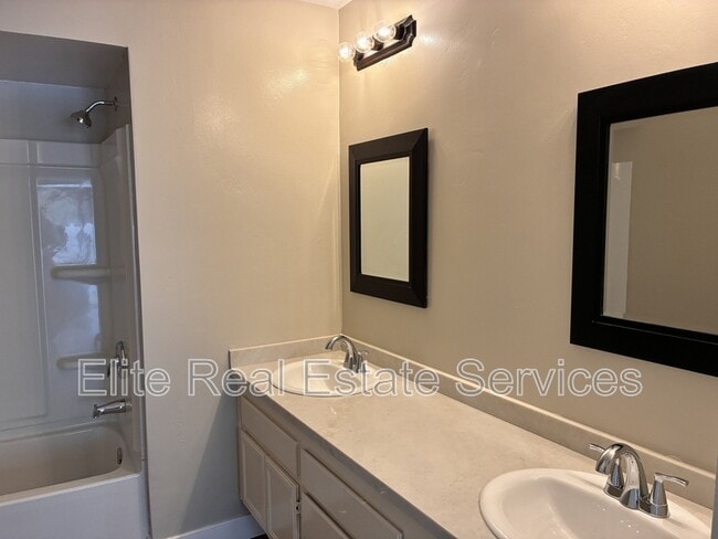 Building Photo - 4582 Villas Dr