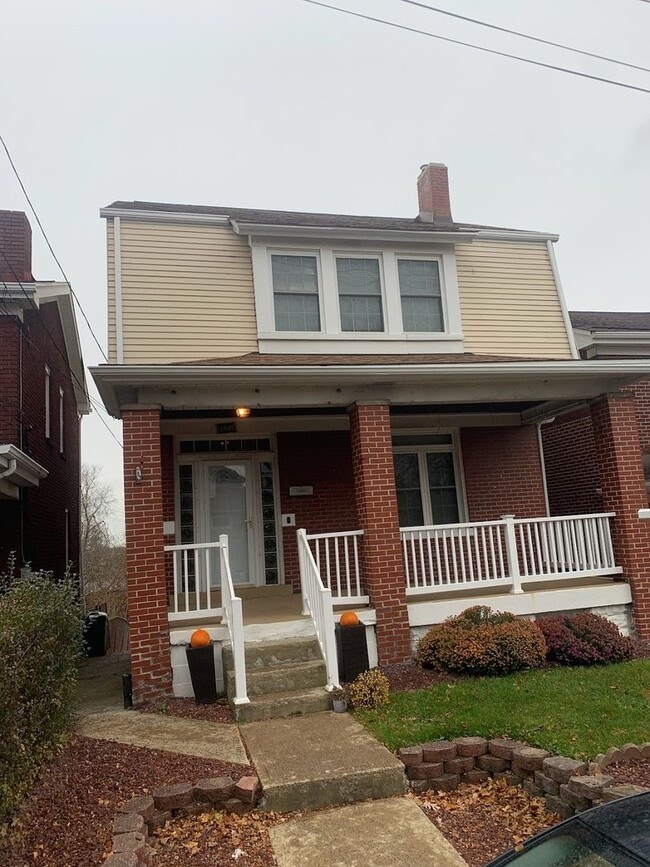 Primary Photo - Beautiful Renovated 3/1.5 Home in Beechvie...