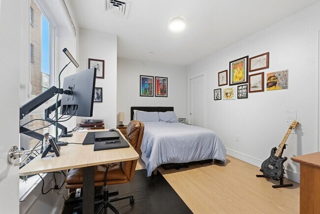 Building Photo - 301 Border St