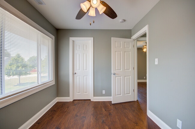 Building Photo - 2333 Carnation Dr