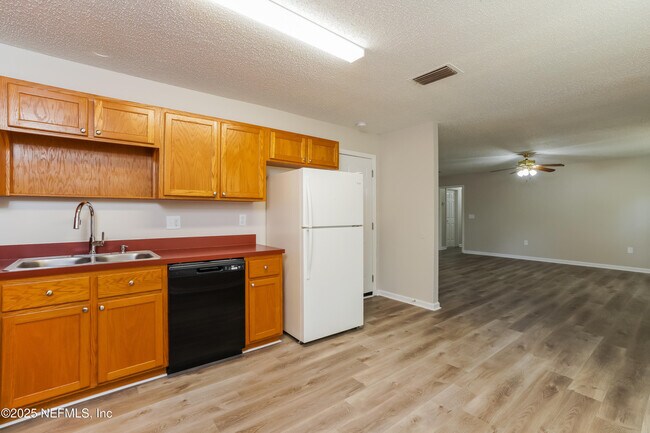 Building Photo - 737 Cypress Ave N