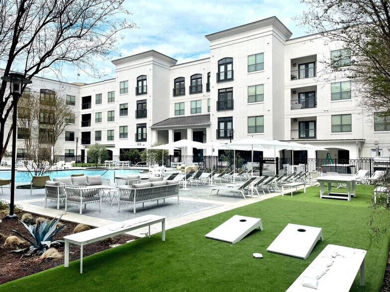 Building Photo - 2137 Pelham Dr