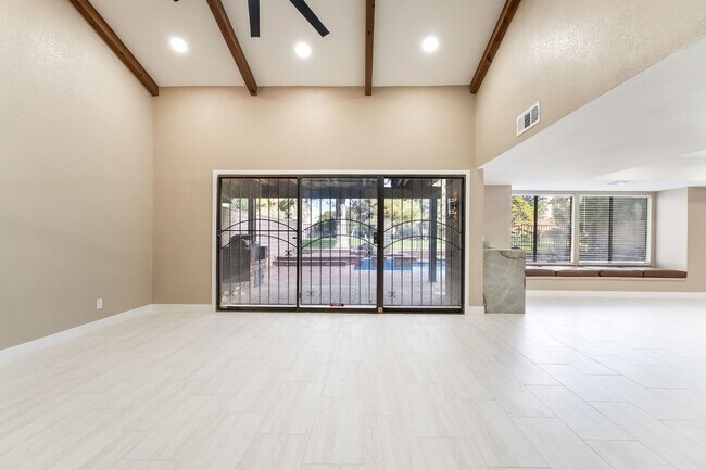 Building Photo - 968 Pinehurst Dr