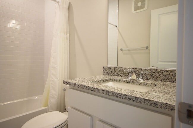 Building Photo - Well-located 2-bedroom