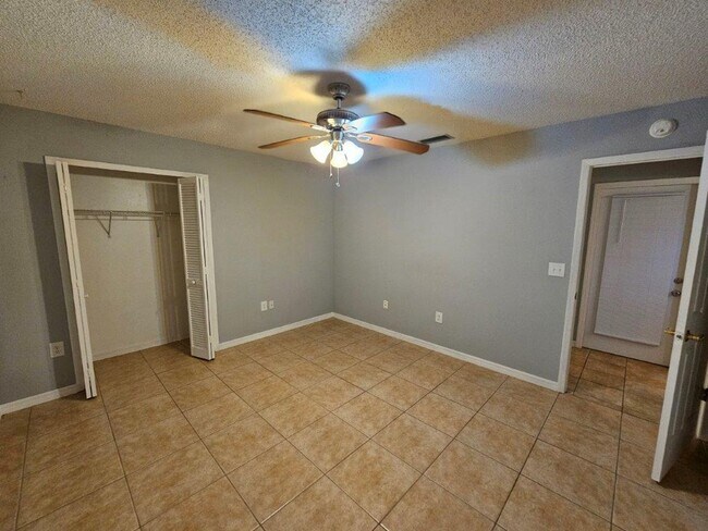 Building Photo - Must See!!!  Large 2 Bed 2 Bath with garag...