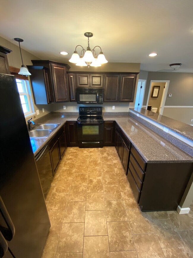 Building Photo - ~*~Gorgeous 2 Bedroom 2 Bathroom Duplex~*~