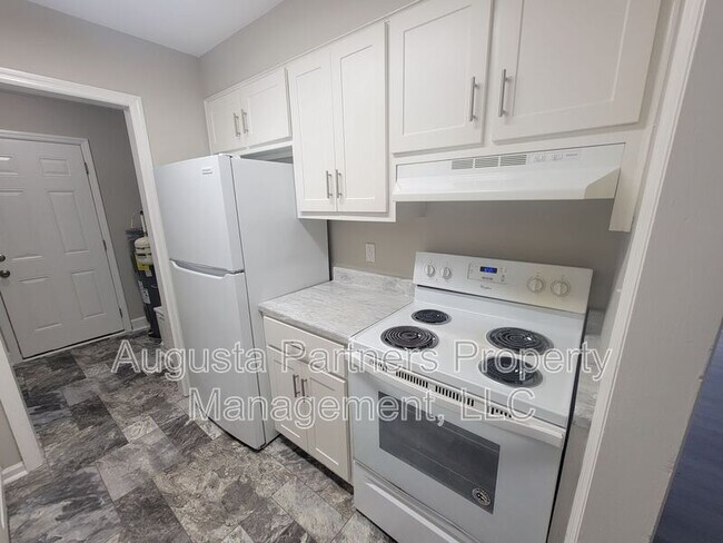 Building Photo - 1546 Hamilton Dr