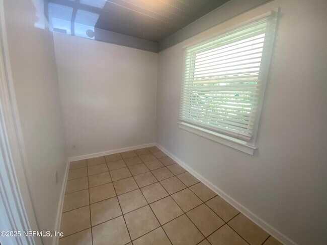 Building Photo - 1349 Menna St