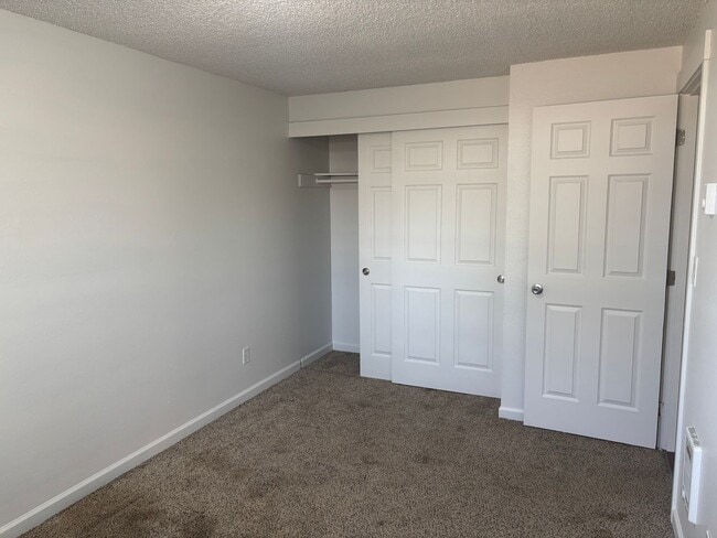 Building Photo - Three-Bedroom home with large backyard