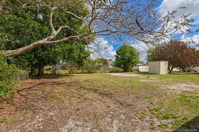 Building Photo - 1365 SW Gastador Ave