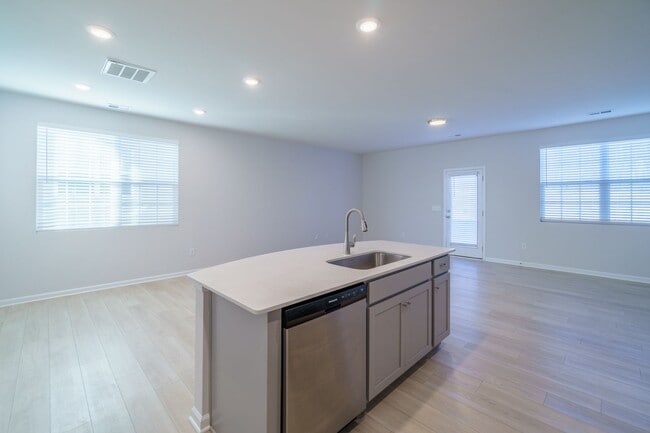 Building Photo - Almost New End Unit Townhome in desirable Chateau community