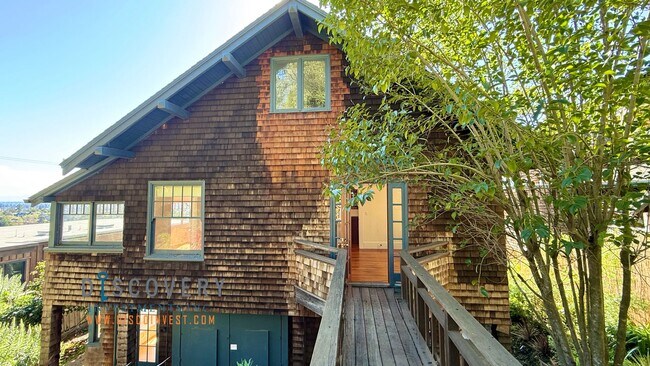 Building Photo - Panoramic Hill Estate with Sweeping Views
