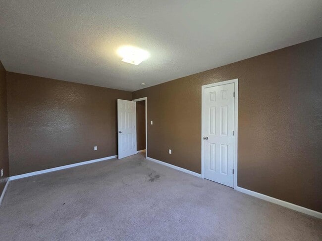 Building Photo - Beautiful Town House