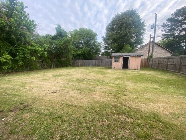 Building Photo - 3 Bed 1.5 Bath House