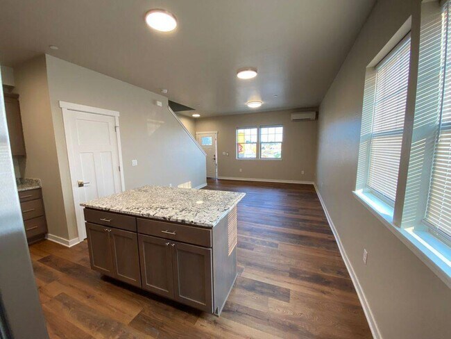 Interior Photo - 441 Talent Ave