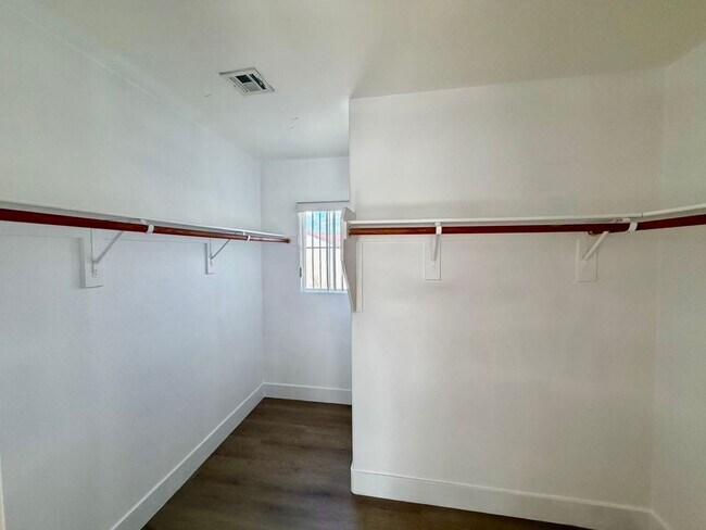 Building Photo - Beautiful two-story home featuring 3 bedrooms, 2.5 bathrooms