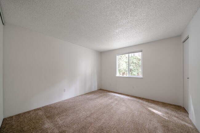 Building Photo - St. Johns 1 bedroom 1 bath in park-like setting.