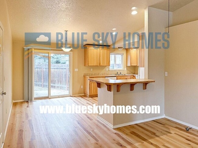 Building Photo - 1011 E Victory Rd