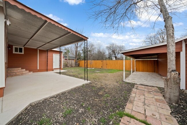 Building Photo - Charming Home Awaits: Spacious & Modern Living in a Prime Location