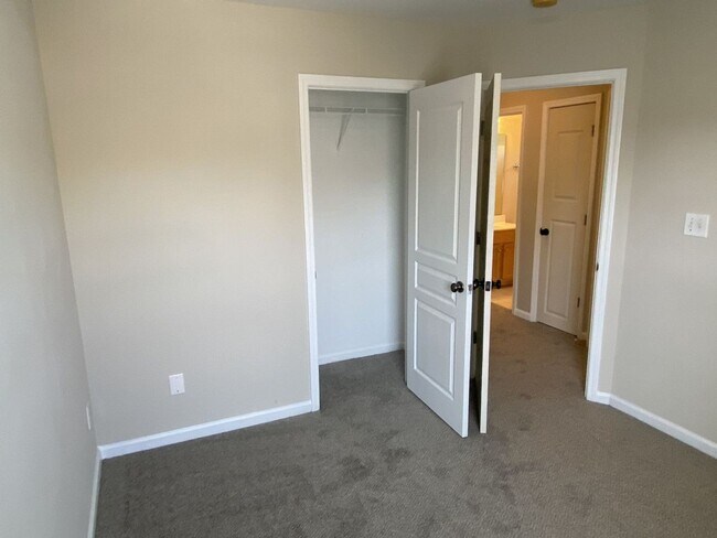 Building Photo - 2 story, 3 Bedroom Corner Lot Home in Corn...