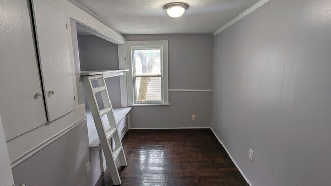 Building Photo - Charming 3-bedroom, 1-bathroom home locate...