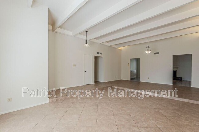 Building Photo - 5622 E Voltaire Ave
