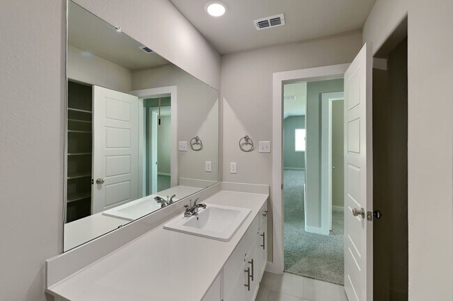 Building Photo - 510 Green Grass Dr