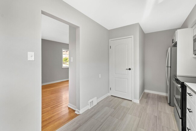 Building Photo - AVAILABLE JUNE 1ST!! STUNNING 3 BEDROOM IN...