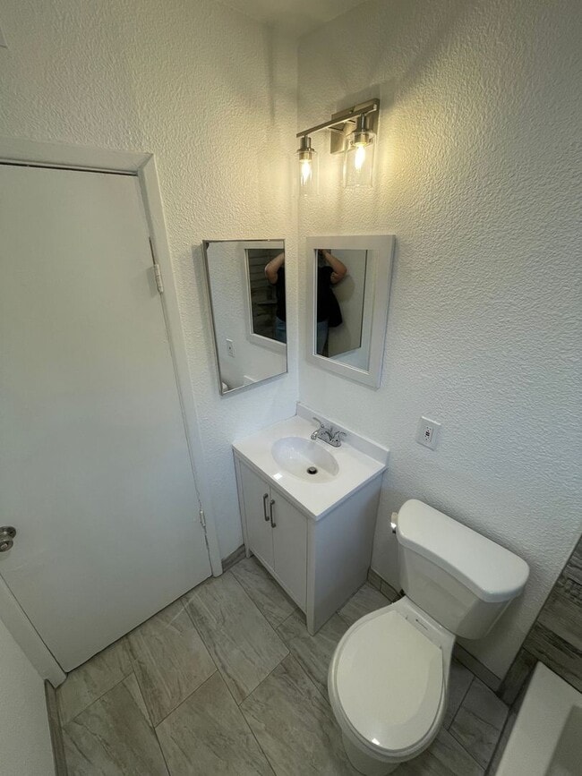 Building Photo - COMING SOON! Charming 2 Bed 1 Bath Apartme...