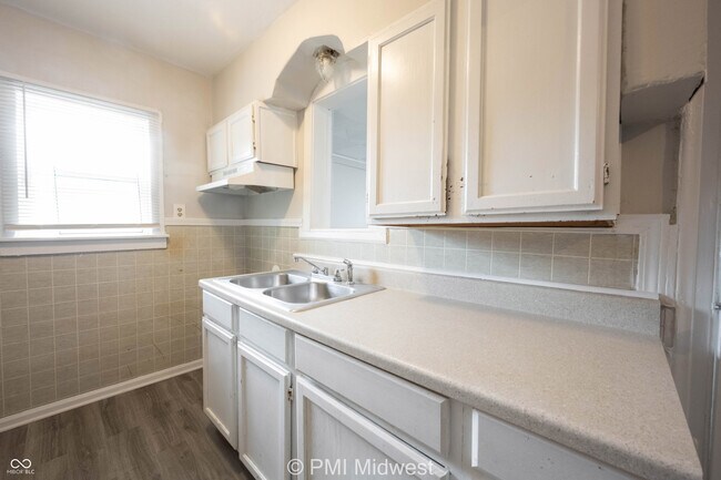 Building Photo - 1415 W Pruitt St