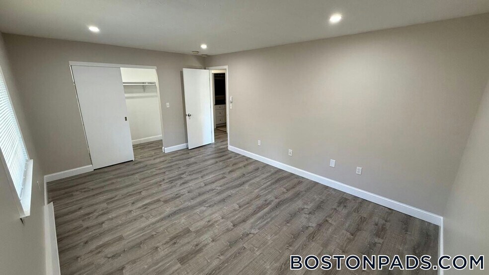 Building Photo - 310 Thompson Rd
