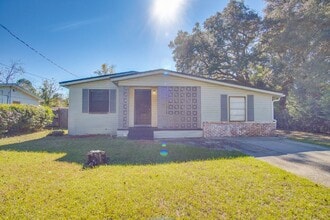 Building Photo - Well-Located 3BR, 2BA Pensacola Home with Hardwood Floors, Bonus Den, Updated Bathroom & Fully Fe...