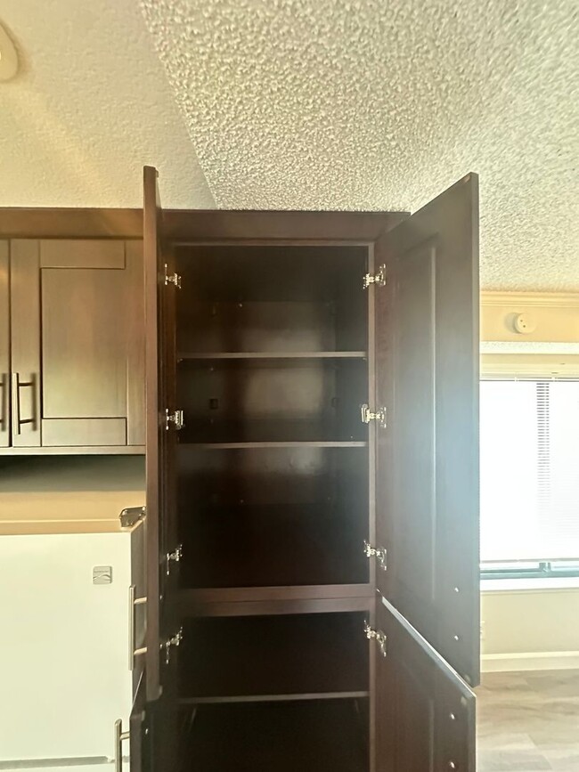 Building Photo - Condo, ready for move-in!