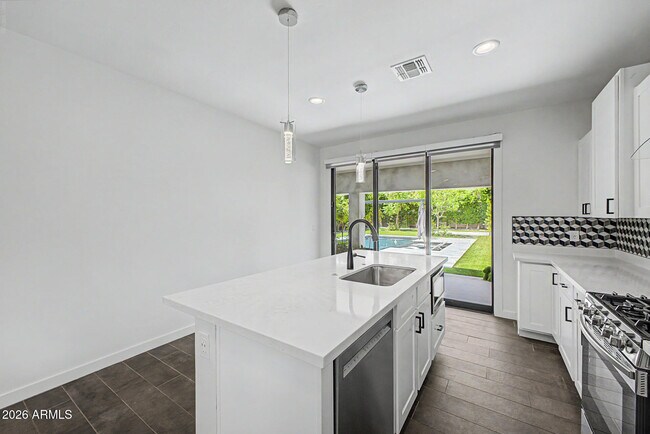 Building Photo - 2312 E Curnow Dr