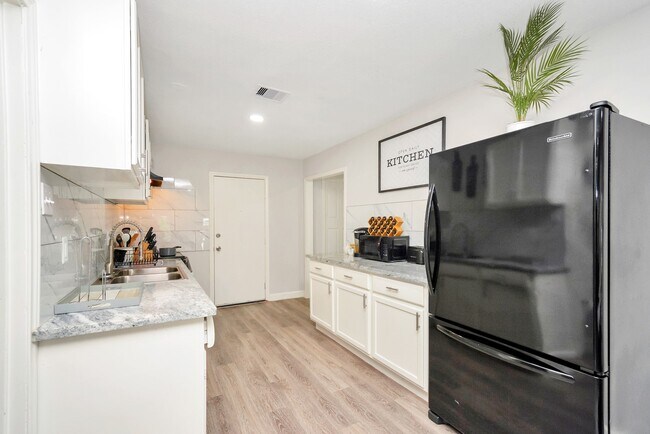 Building Photo - 4710 Paradise Ln