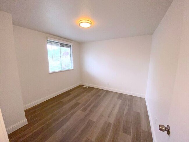 Building Photo - Modern 4 Bedroom, 3 Bath House - Near Died...