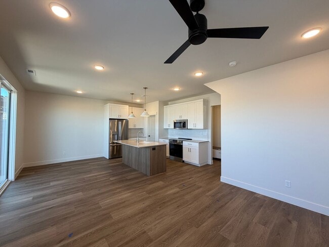 Building Photo - BRAND NEW TOWNHOME FOR RENT BY CRIMSON CLIFFS!