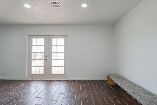 Building Photo - 4 Bed | 2 Bath in East Tulsa!