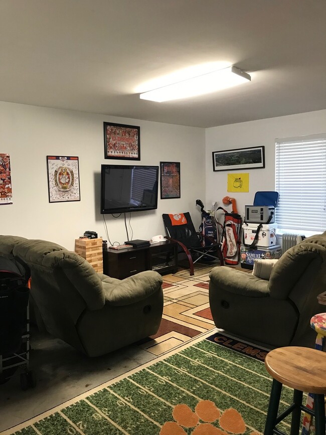 Building Photo - Townhouse with Fenced Backyard!