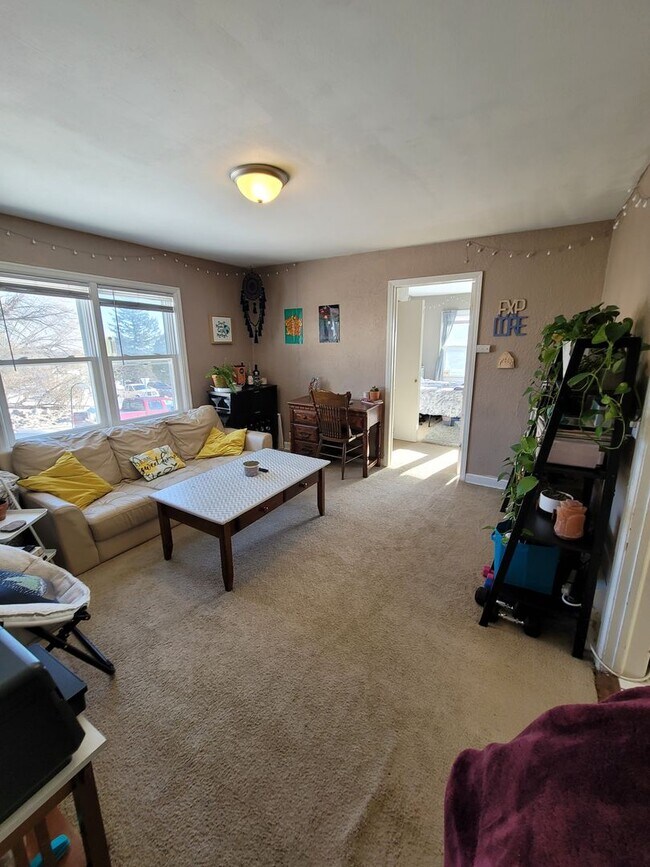 Building Photo - 731 E 7th St