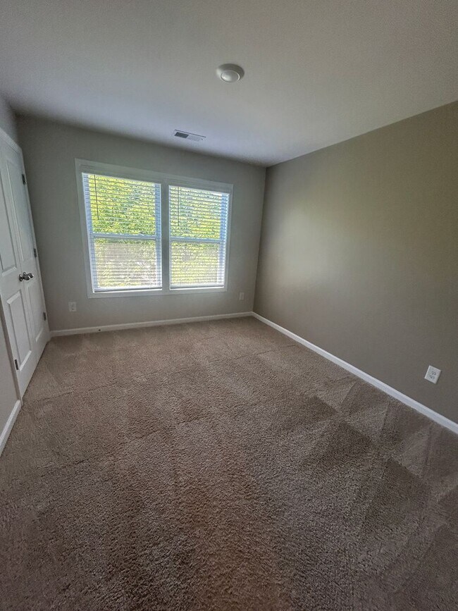 Building Photo - Modern Fountain Park Townhome with Open Floor Plan & 9’ Ceilings