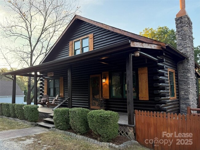 Building Photo - 1011 Lakeshore Dr