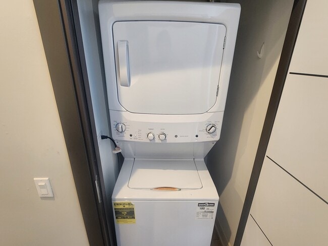 Building Photo - 2406 W Armitage Ave