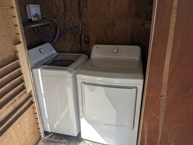 Building Photo - 1439 N Alamo Rd