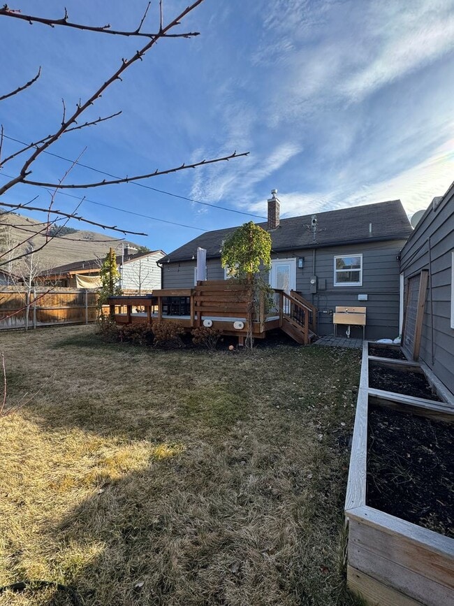 Building Photo - Charming University District Home - 4 Bedrooms, 2 Bathrooms