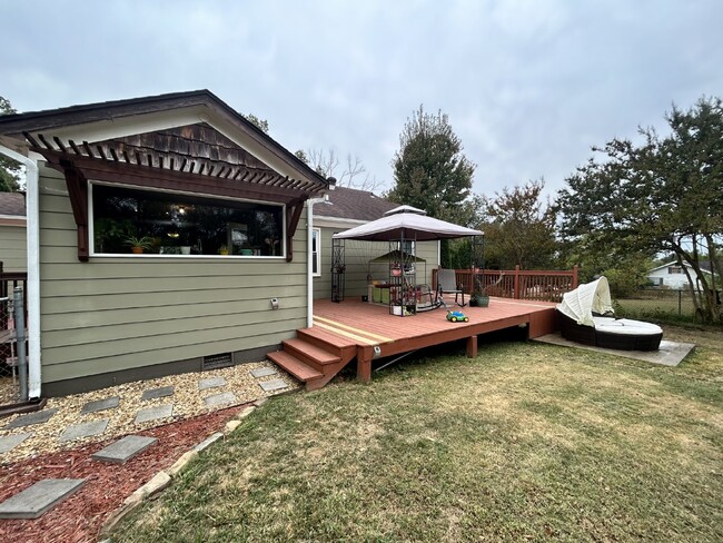 Building Photo - 3 Bed | 2 Bath Charmer | Detached Garage |...