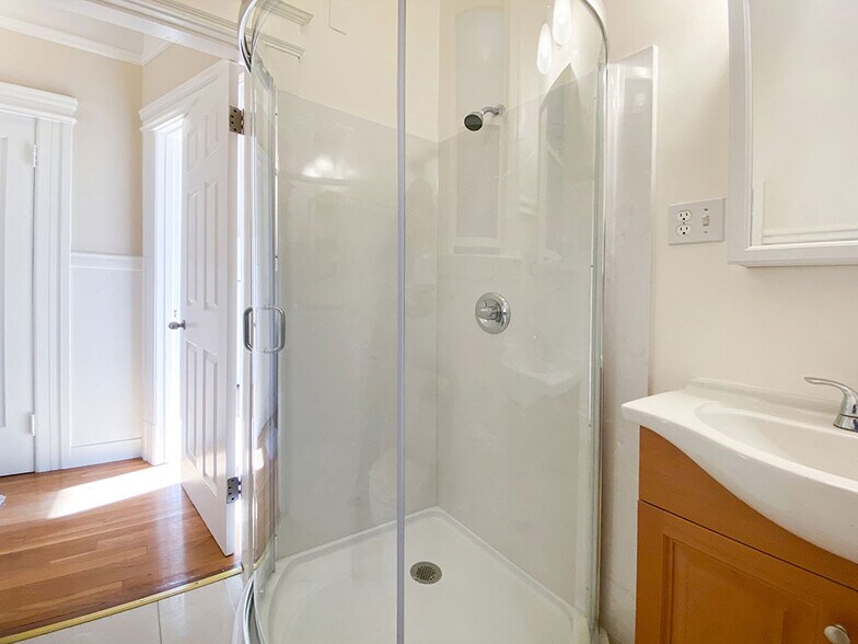 Building Photo - 527 Union St