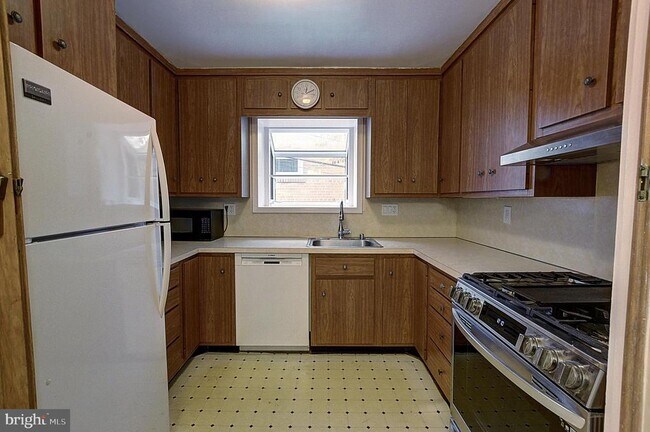 Building Photo - 3605 Dundee Driveway